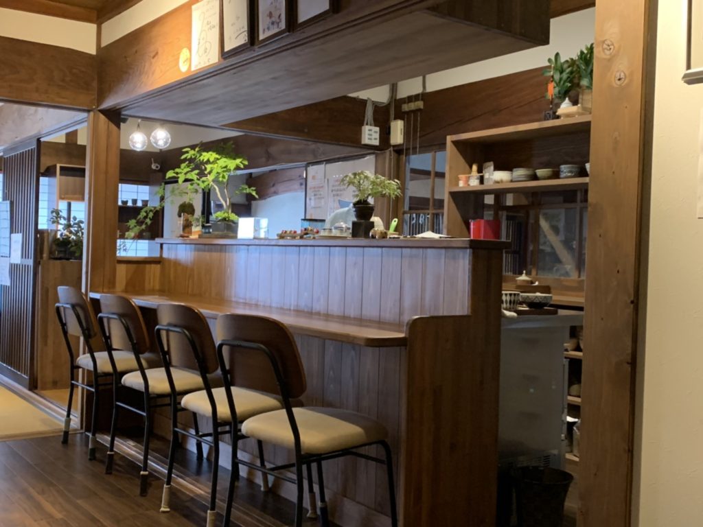 「町家盆栽Cafe コトノハ」のカウンター