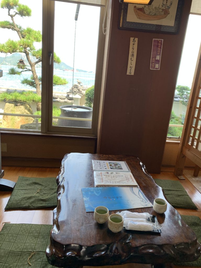 「海鮮料理 伊豫水軍(いよすいぐん)」の座敷席